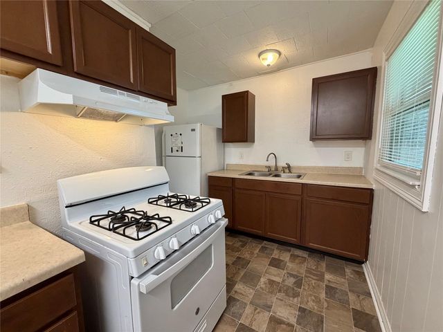 234 Jasmine Street, Lake Jackson, TX 77566