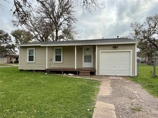 234 Jasmine Street, Lake Jackson, TX 77566