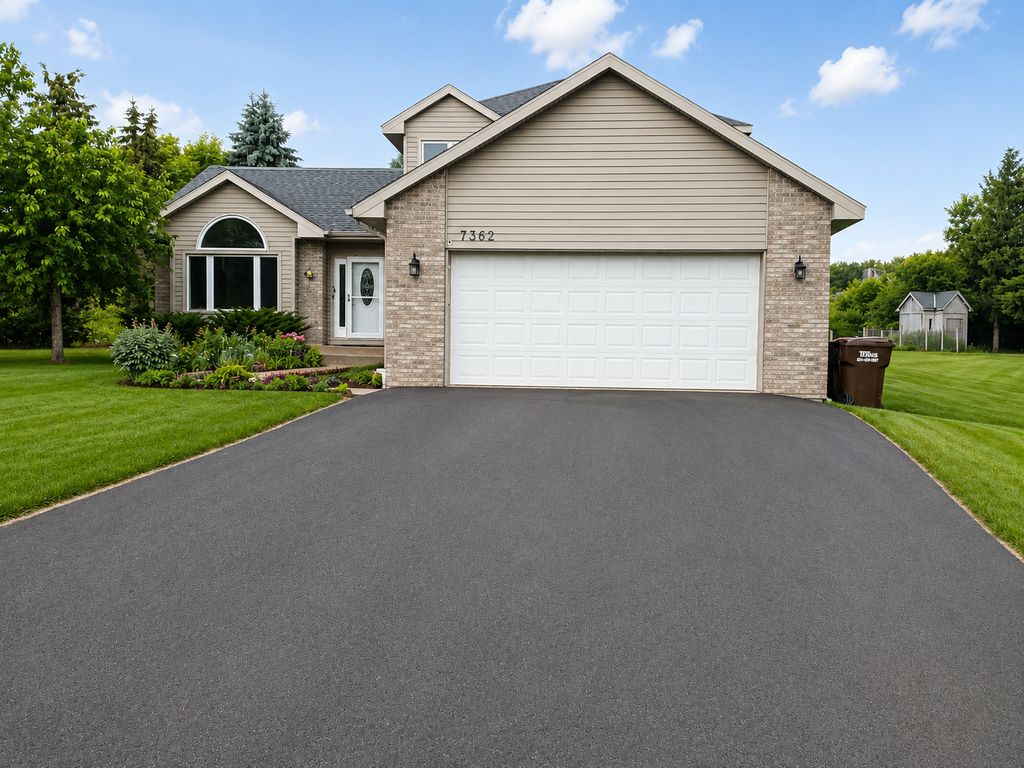 7362 51st Street N, Oakdale, MN 55128