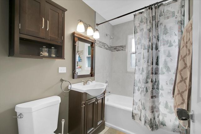 1402 S Robert Drive, Mount Prospect, IL 60056
