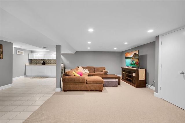 1402 S Robert Drive, Mount Prospect, IL 60056
