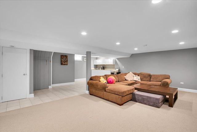 1402 S Robert Drive, Mount Prospect, IL 60056