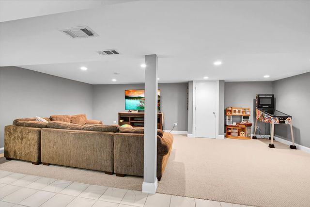 1402 S Robert Drive, Mount Prospect, IL 60056