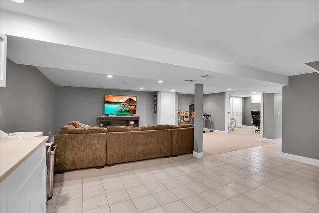 1402 S Robert Drive, Mount Prospect, IL 60056