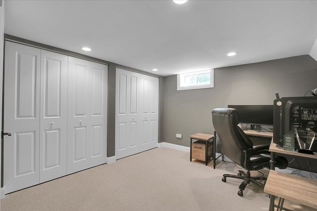 1402 S Robert Drive, Mount Prospect, IL 60056