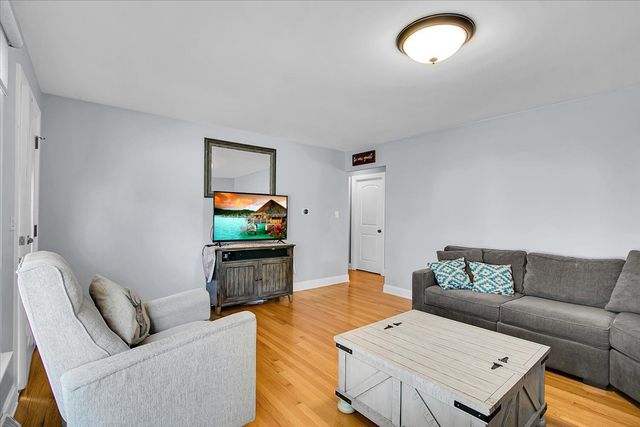 1402 S Robert Drive, Mount Prospect, IL 60056