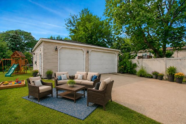 1402 S Robert Drive, Mount Prospect, IL 60056