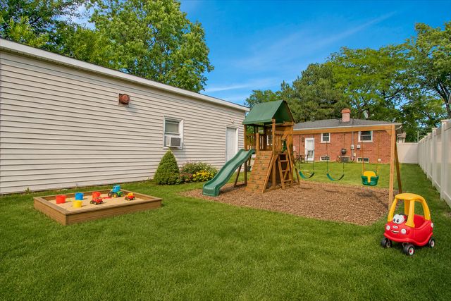 1402 S Robert Drive, Mount Prospect, IL 60056