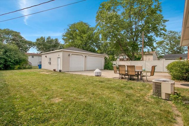 1402 S Robert Drive, Mount Prospect, IL 60056