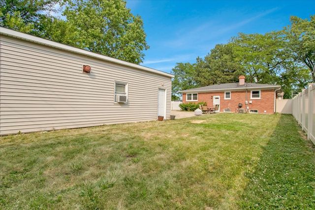 1402 S Robert Drive, Mount Prospect, IL 60056