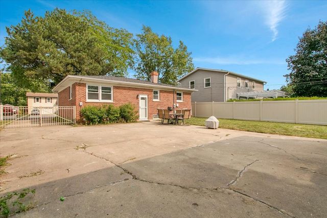 1402 S Robert Drive, Mount Prospect, IL 60056