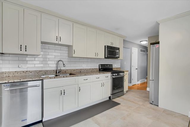 1402 S Robert Drive, Mount Prospect, IL 60056