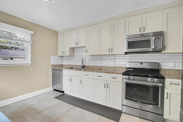 1402 S Robert Drive, Mount Prospect, IL 60056