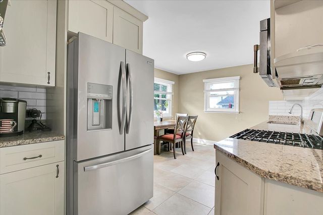 1402 S Robert Drive, Mount Prospect, IL 60056