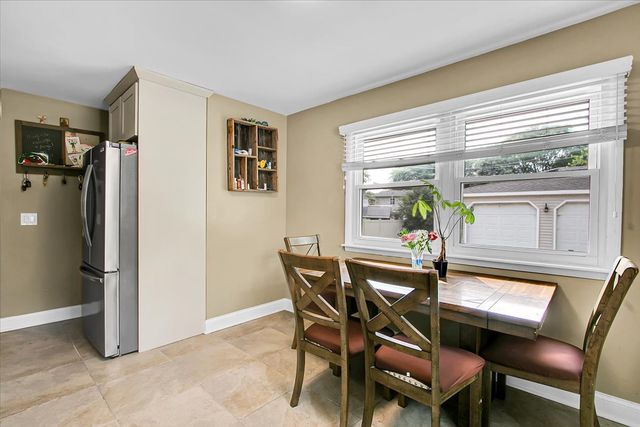 1402 S Robert Drive, Mount Prospect, IL 60056