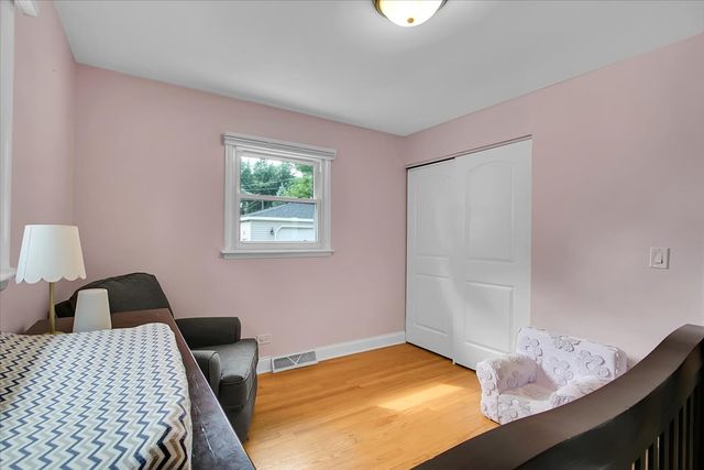 1402 S Robert Drive, Mount Prospect, IL 60056