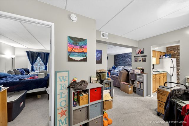 841 N York Road 218, Elmhurst, IL 60126