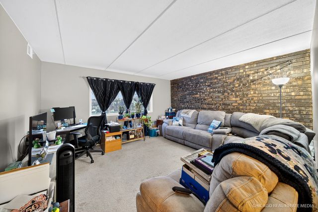 841 N York Road 218, Elmhurst, IL 60126