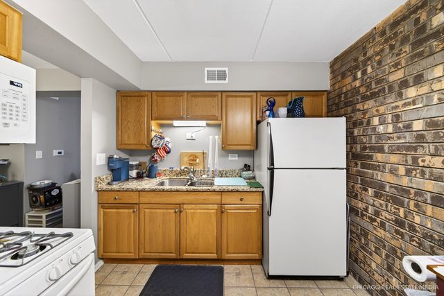 841 N York Road 218, Elmhurst, IL 60126