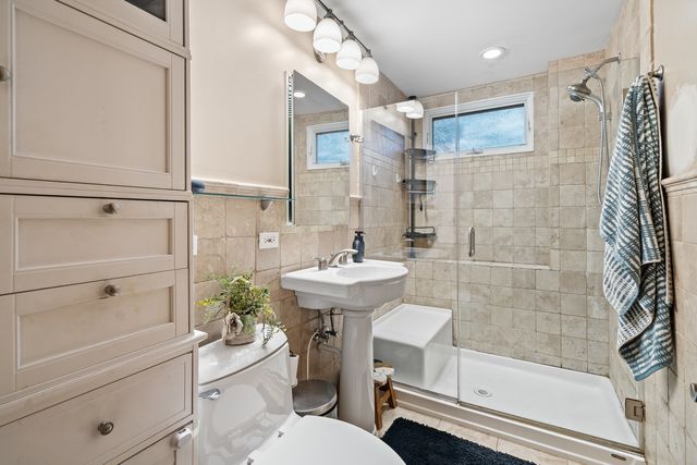 6226 N Niagara Avenue, Chicago, IL 60631