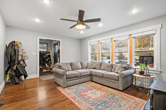 6226 N Niagara Avenue, Chicago, IL 60631