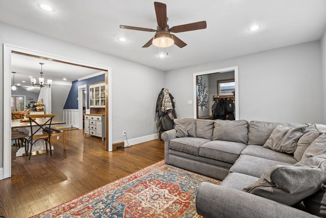 6226 N Niagara Avenue, Chicago, IL 60631