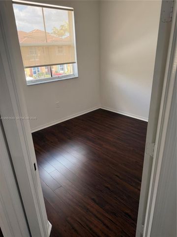 906 SW 143rd ave 2005, Pembroke Pines, FL 33027