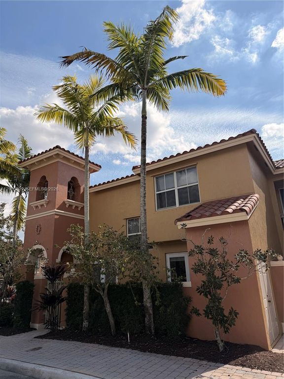 906 SW 143rd ave 2005, Pembroke Pines, FL 33027