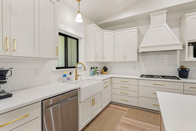 1398 Ellison Lp, Merlin, OR 97532