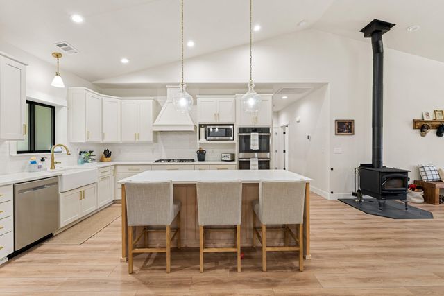 1398 Ellison Lp, Merlin, OR 97532