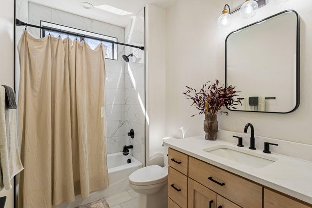 1398 Ellison Lp, Merlin, OR 97532