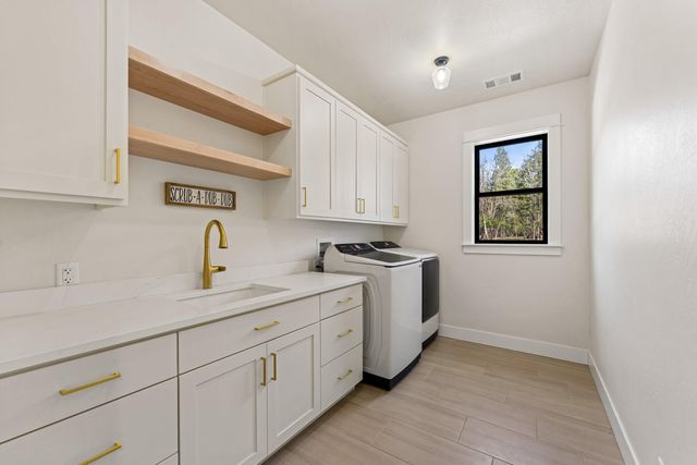 1398 Ellison Lp, Merlin, OR 97532