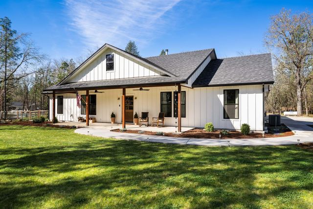 1398 Ellison Lp, Merlin, OR 97532