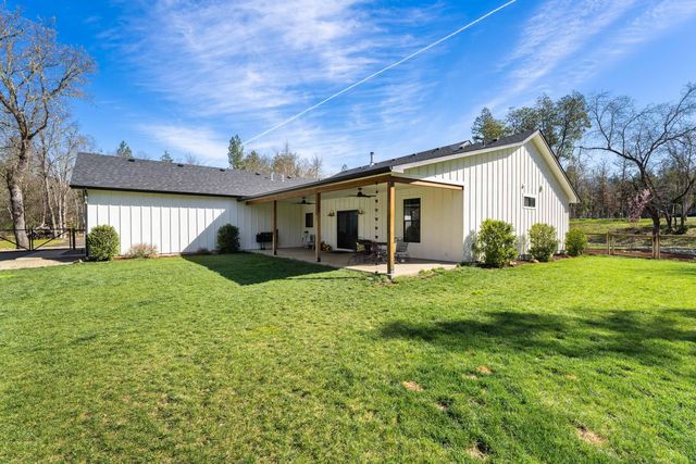 1398 Ellison Lp, Merlin, OR 97532