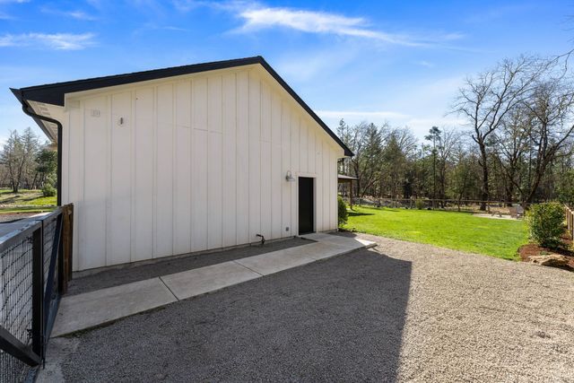 1398 Ellison Lp, Merlin, OR 97532