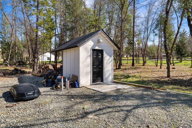 1398 Ellison Lp, Merlin, OR 97532