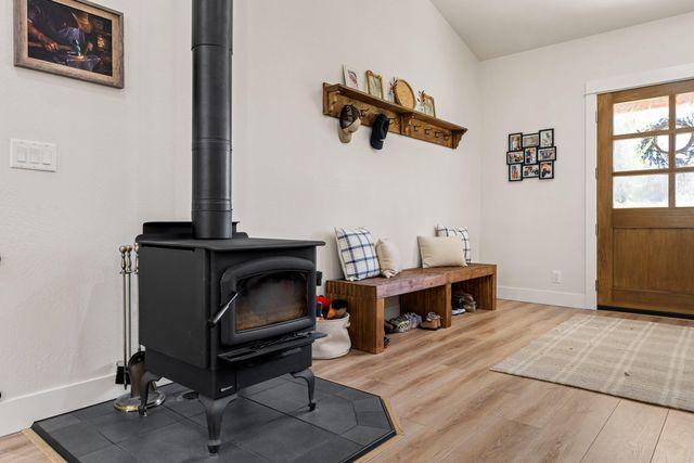 1398 Ellison Lp, Merlin, OR 97532