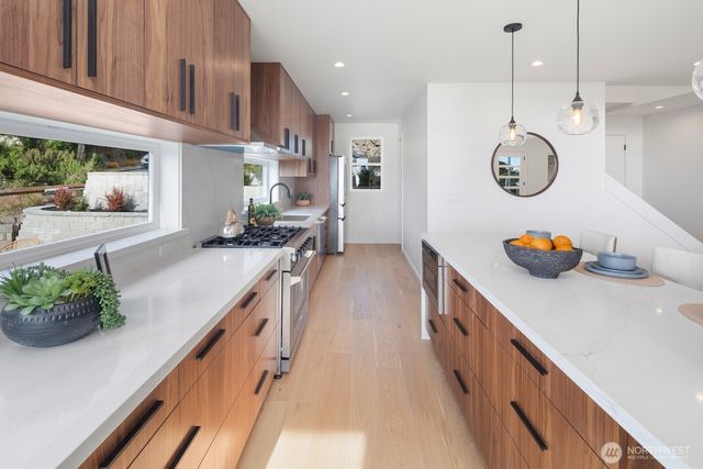 7602 44th Avenue SW, Seattle, WA 98136