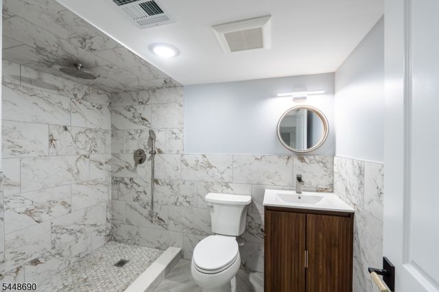 9 Hugenot St, East Hanover Twp., NJ 07936