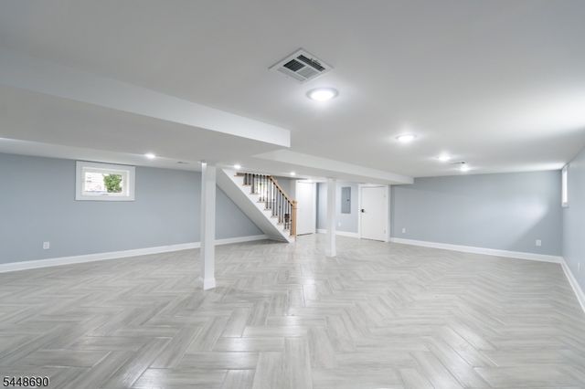 9 Hugenot St, East Hanover Twp., NJ 07936