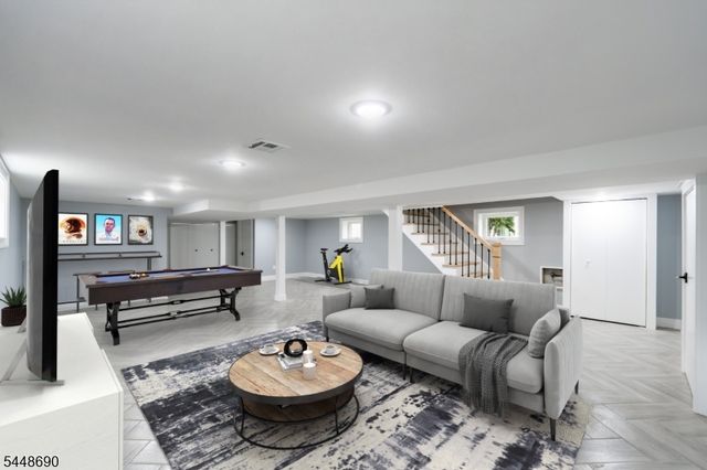 9 Hugenot St, East Hanover Twp., NJ 07936