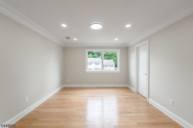 9 Hugenot St, East Hanover Twp., NJ 07936