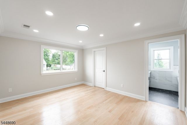 9 Hugenot St, East Hanover Twp., NJ 07936