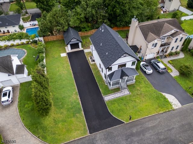 9 Hugenot St, East Hanover Twp., NJ 07936