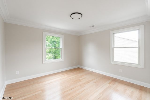 9 Hugenot St, East Hanover Twp., NJ 07936