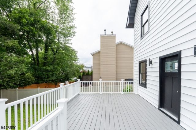 9 Hugenot St, East Hanover Twp., NJ 07936
