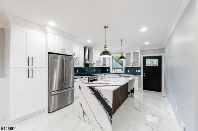 9 Hugenot St, East Hanover Twp., NJ 07936