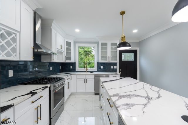 9 Hugenot St, East Hanover Twp., NJ 07936
