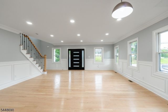 9 Hugenot St, East Hanover Twp., NJ 07936