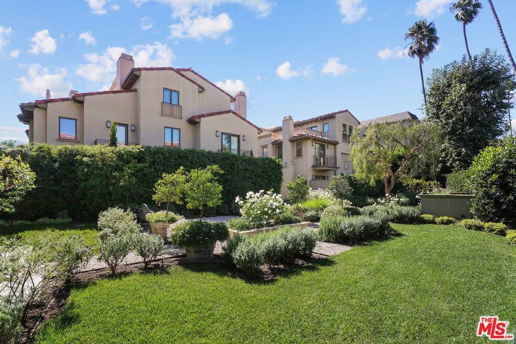 Image 1 of property listing at 823 S Bundy Dr, Unit 111, Los Angeles, CA 90049